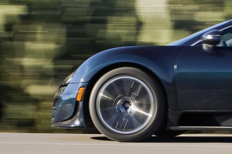  Bugatti Veyron 16.4 Super Sport 2011 года  (фото 34 из 43)